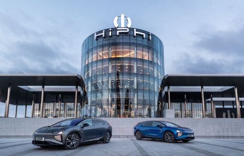 丁磊出席中国汽车蓝皮书峰会 没有人不是新造车